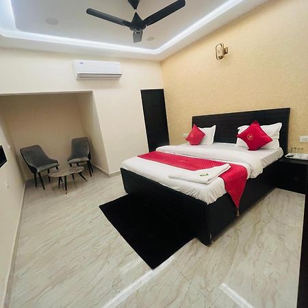 Hotel Royal A Ludhiana Bagian luar foto