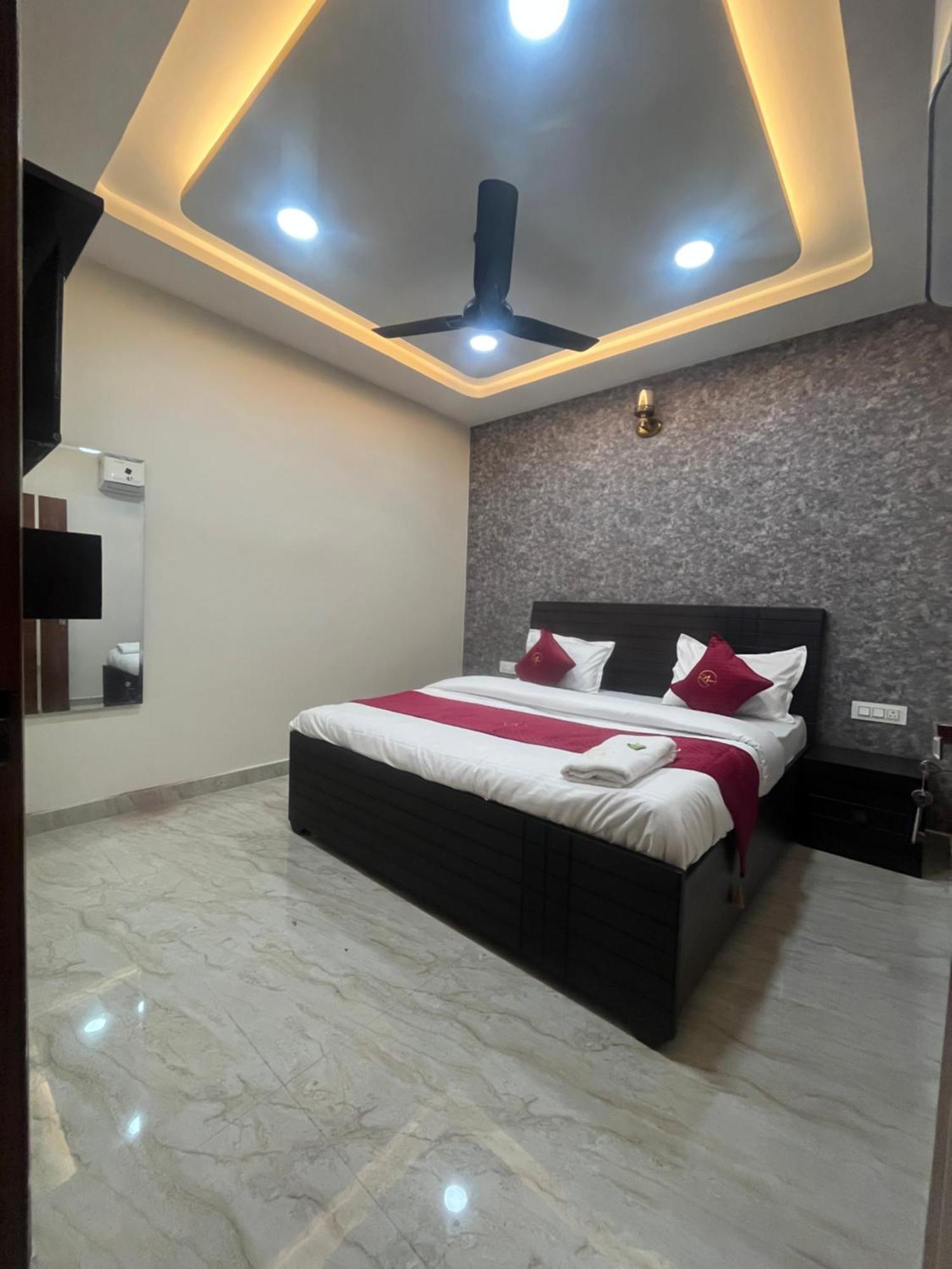 Hotel Royal A Ludhiana Bagian luar foto