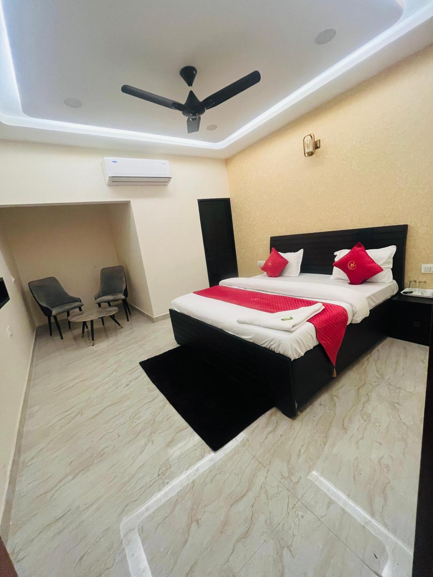 Hotel Royal A Ludhiana Bagian luar foto