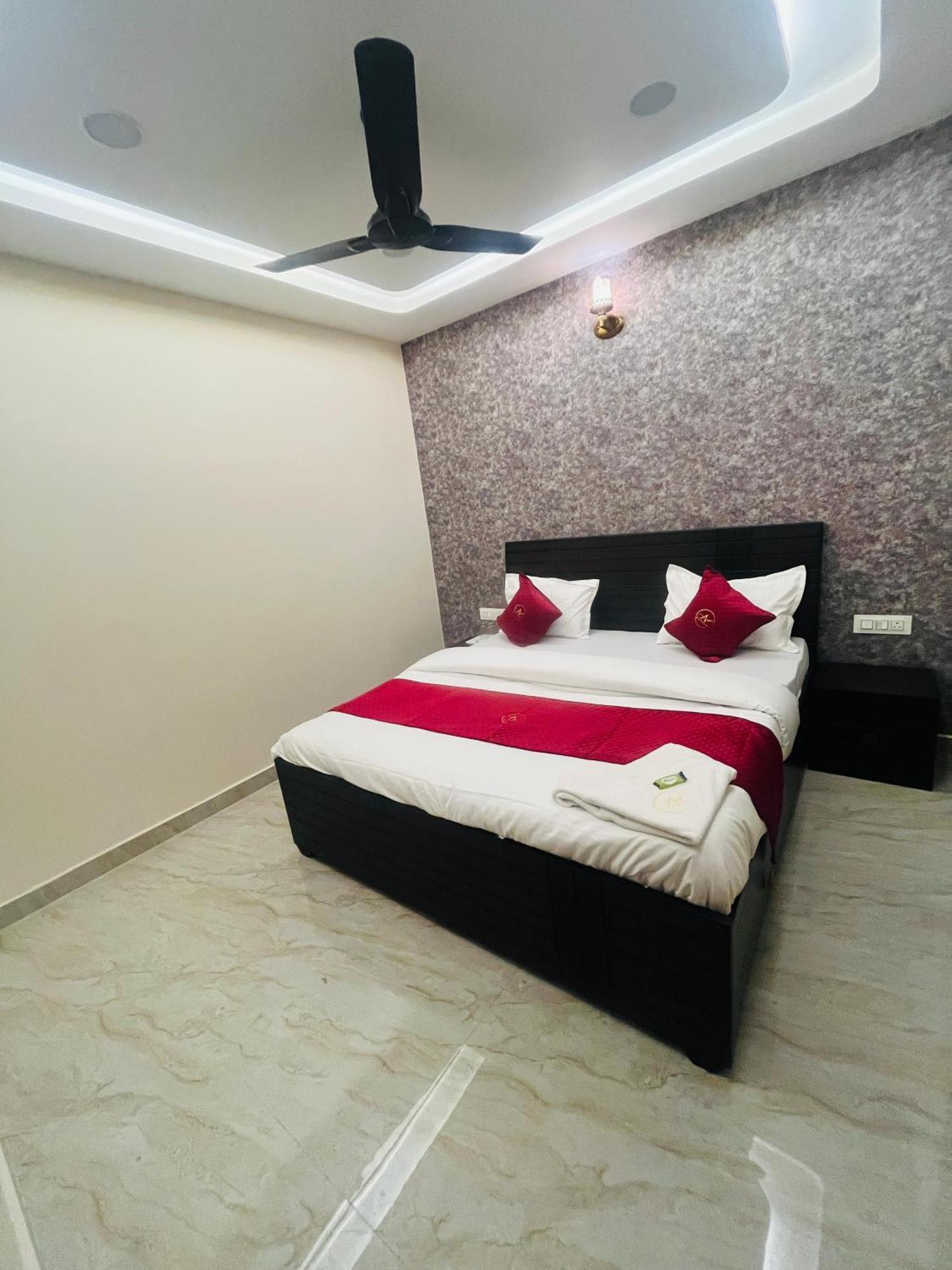 Hotel Royal A Ludhiana Bagian luar foto