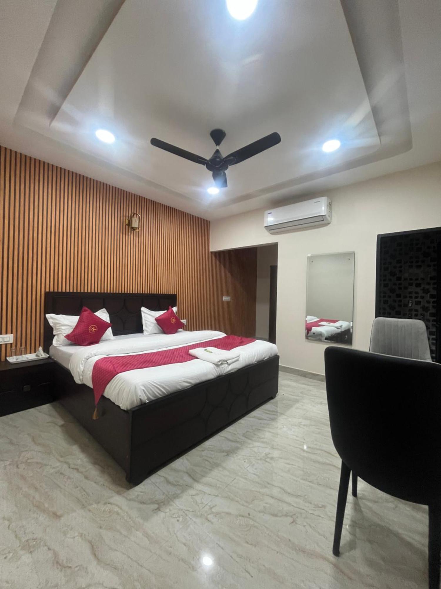Hotel Royal A Ludhiana Bagian luar foto