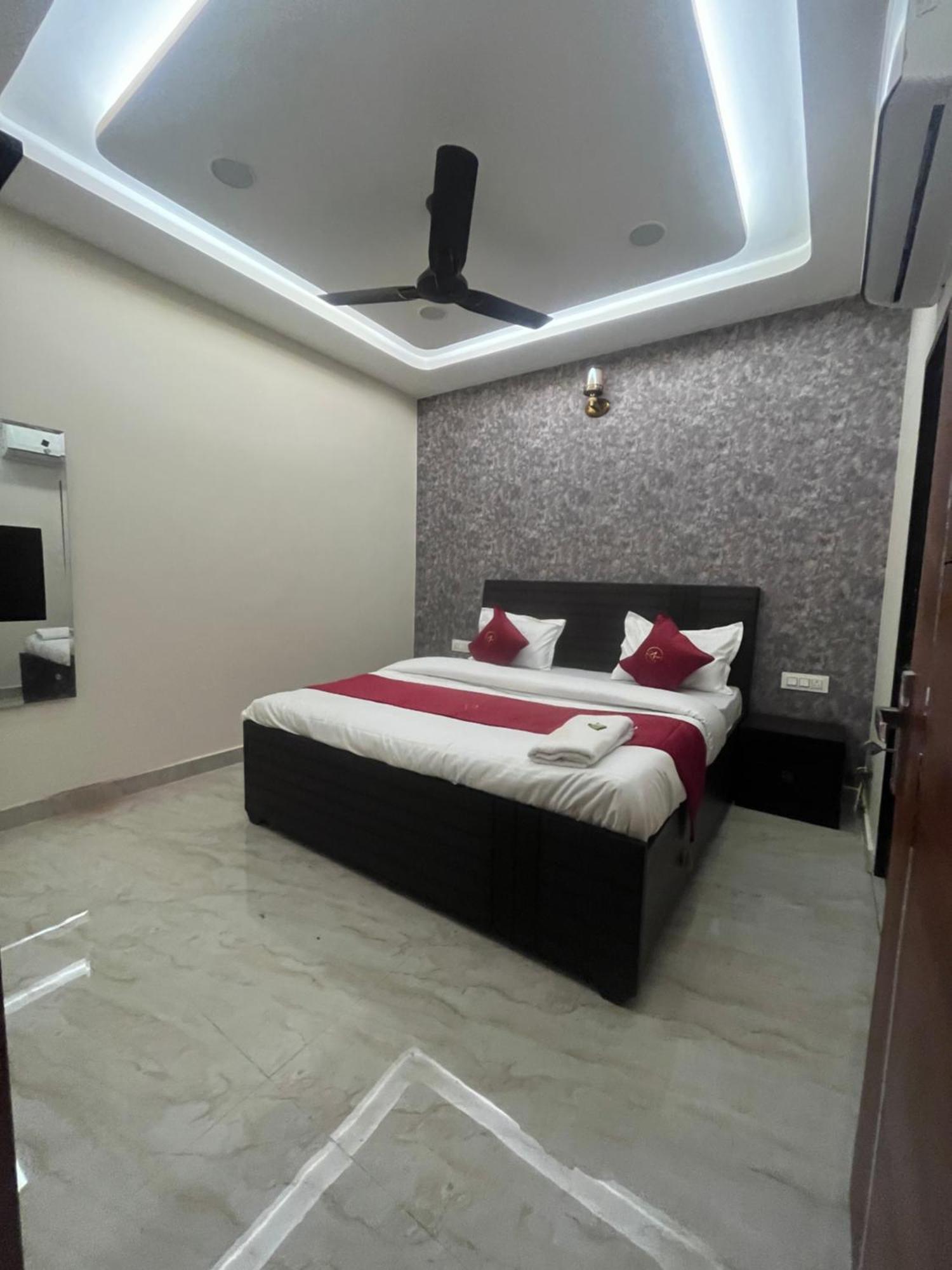 Hotel Royal A Ludhiana Bagian luar foto