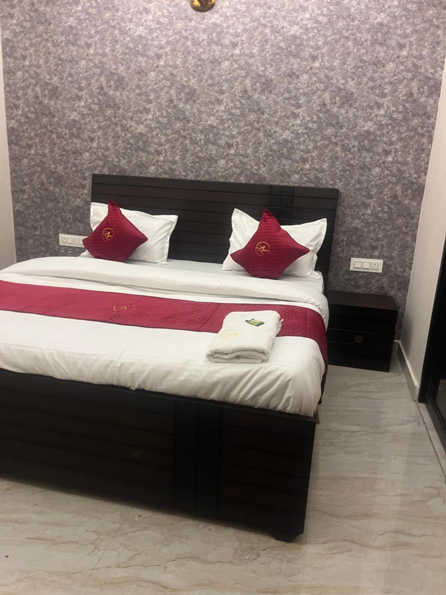 Hotel Royal A Ludhiana Bagian luar foto