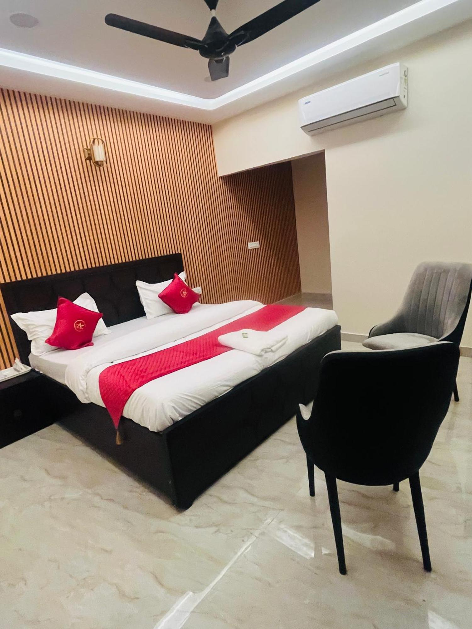 Hotel Royal A Ludhiana Bagian luar foto