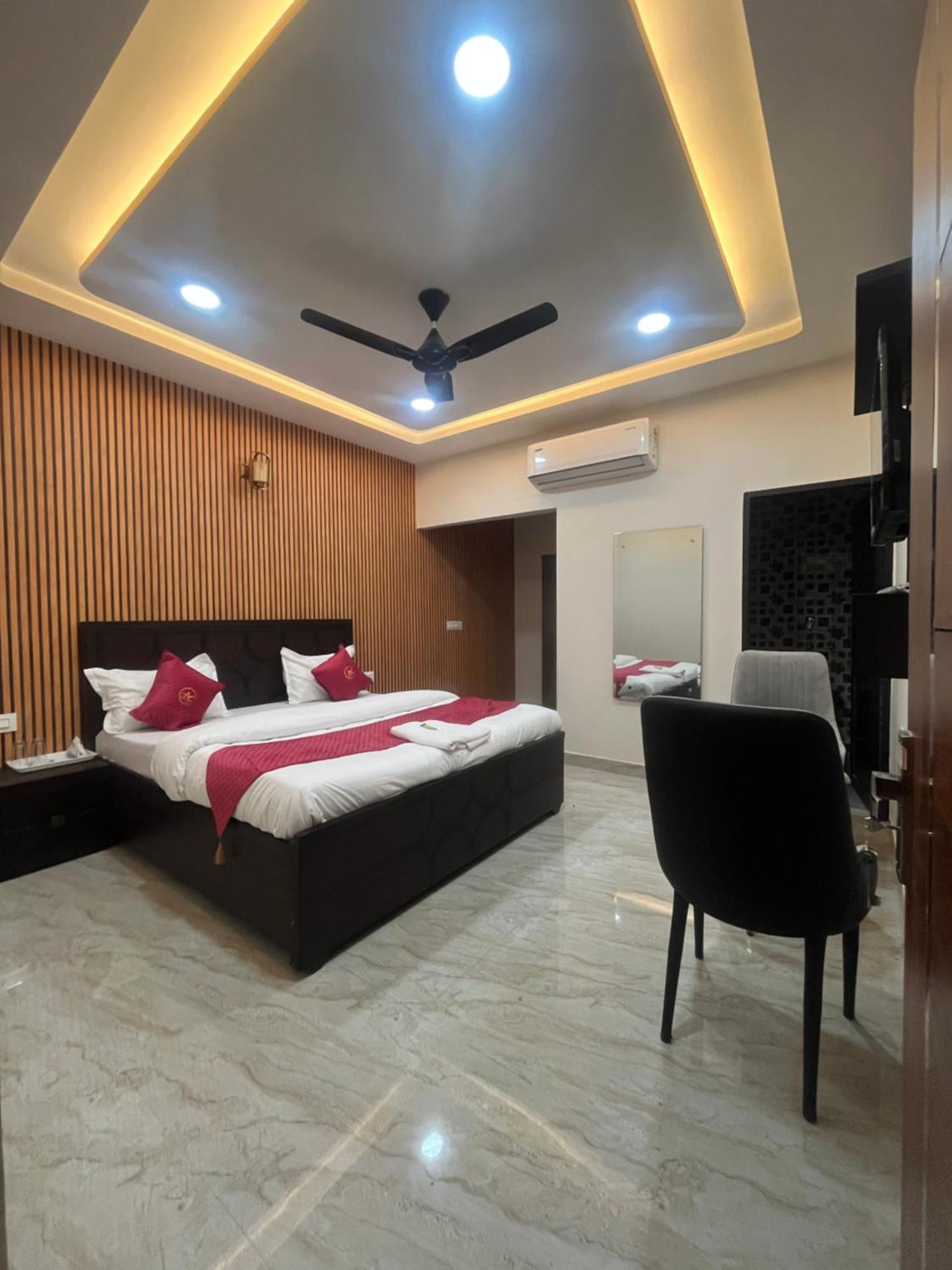 Hotel Royal A Ludhiana Bagian luar foto