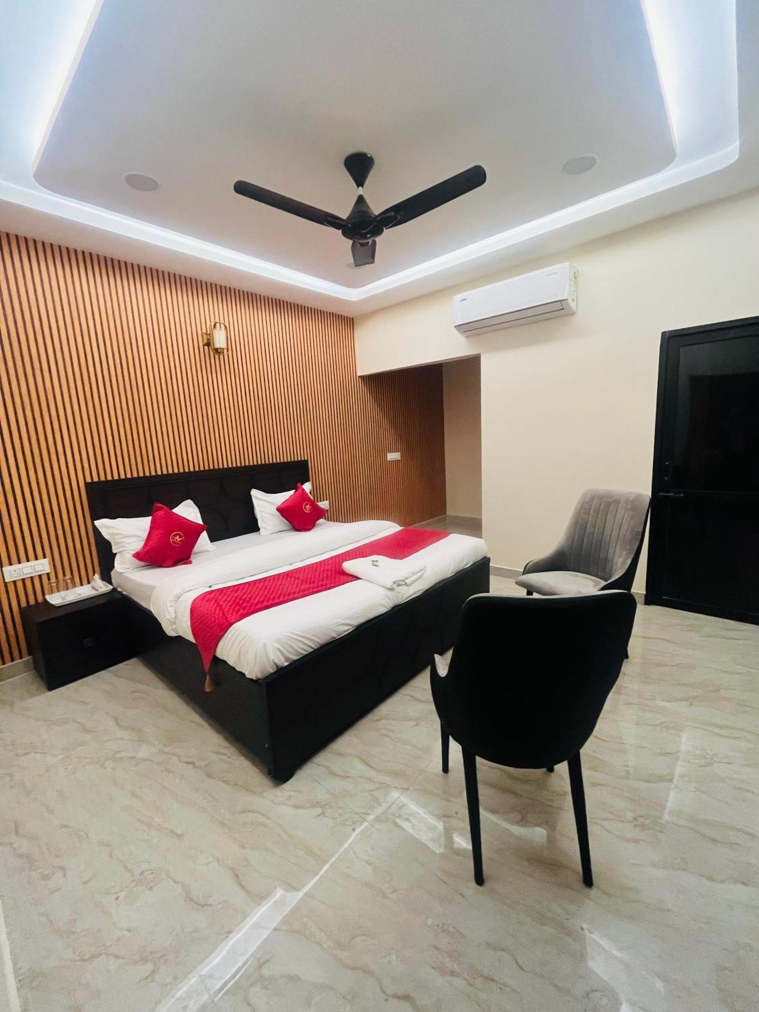 Hotel Royal A Ludhiana Bagian luar foto